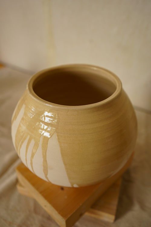 Escultura de cerámica Calima Fuentón de 35 cm con borde liso y esmalte crema que gotea sobre la superficie artesanal