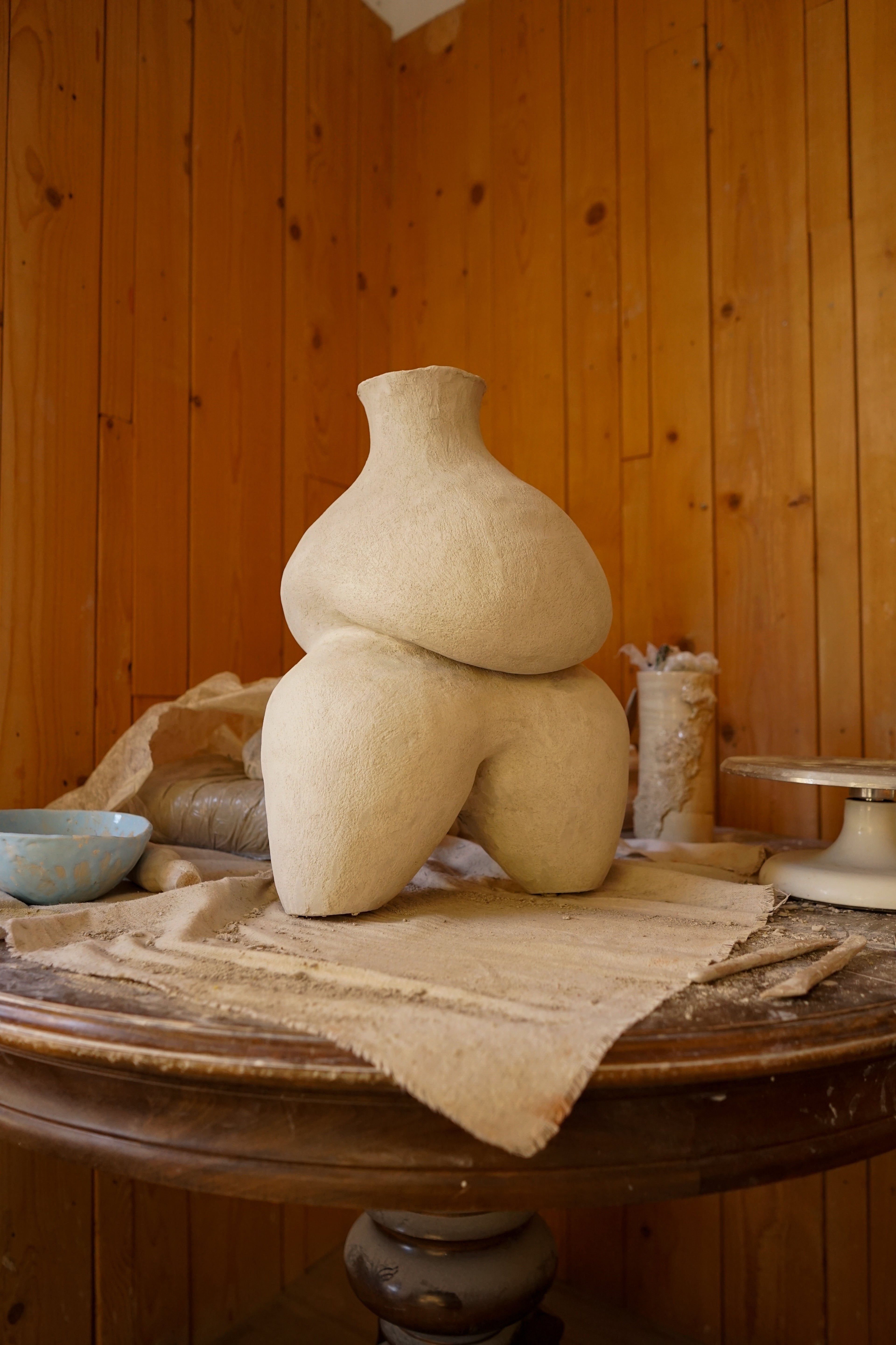 Escultura de cerámica monumental Calima Magna 1 de 55 cm de altura, con cuerpo voluminoso y texturas artesanales profundas.