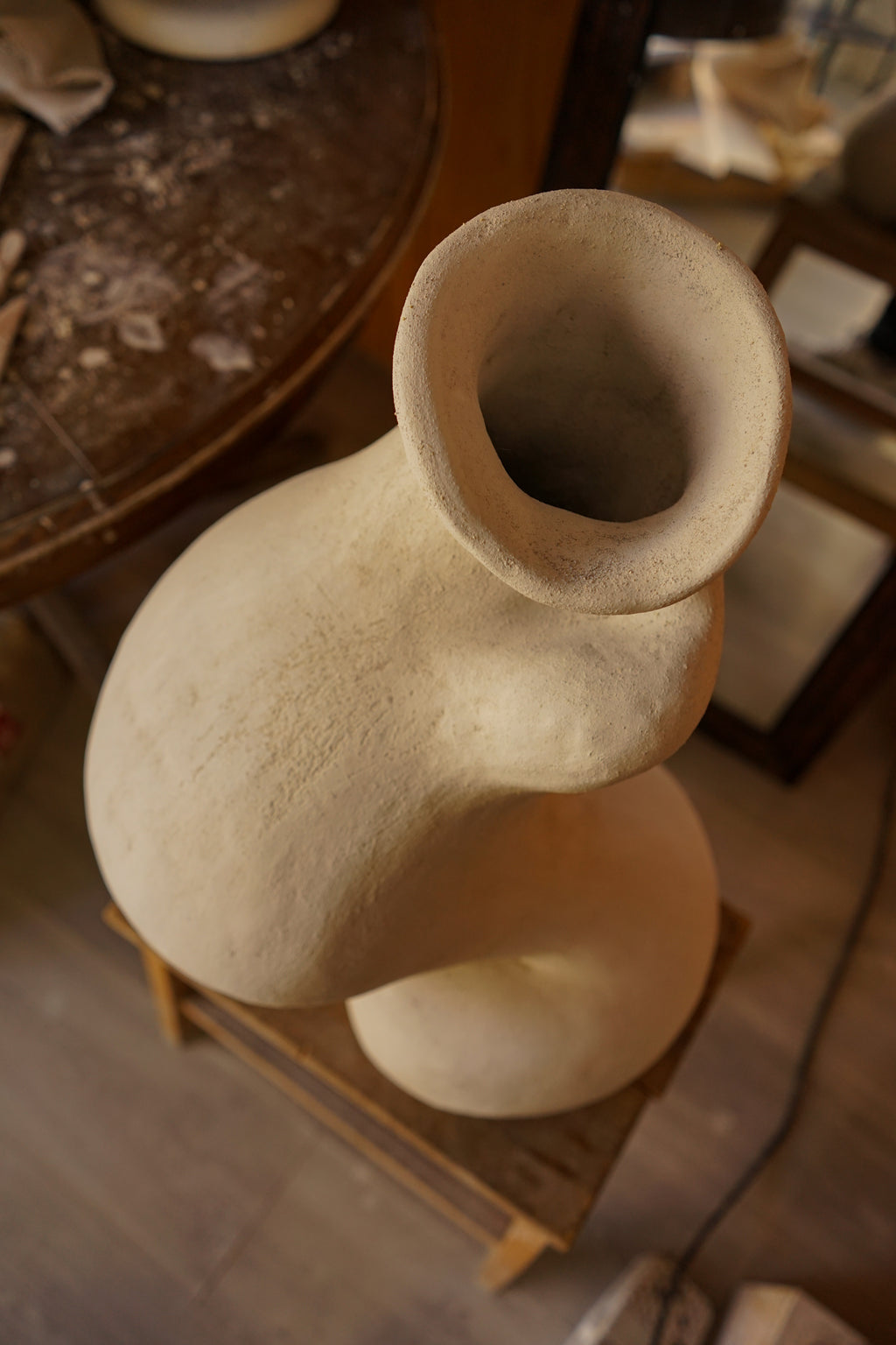 Escultura de autor Magna 2 de perfil, mostrando la asimetría del diseño y la inclinación orgánica del cuello.