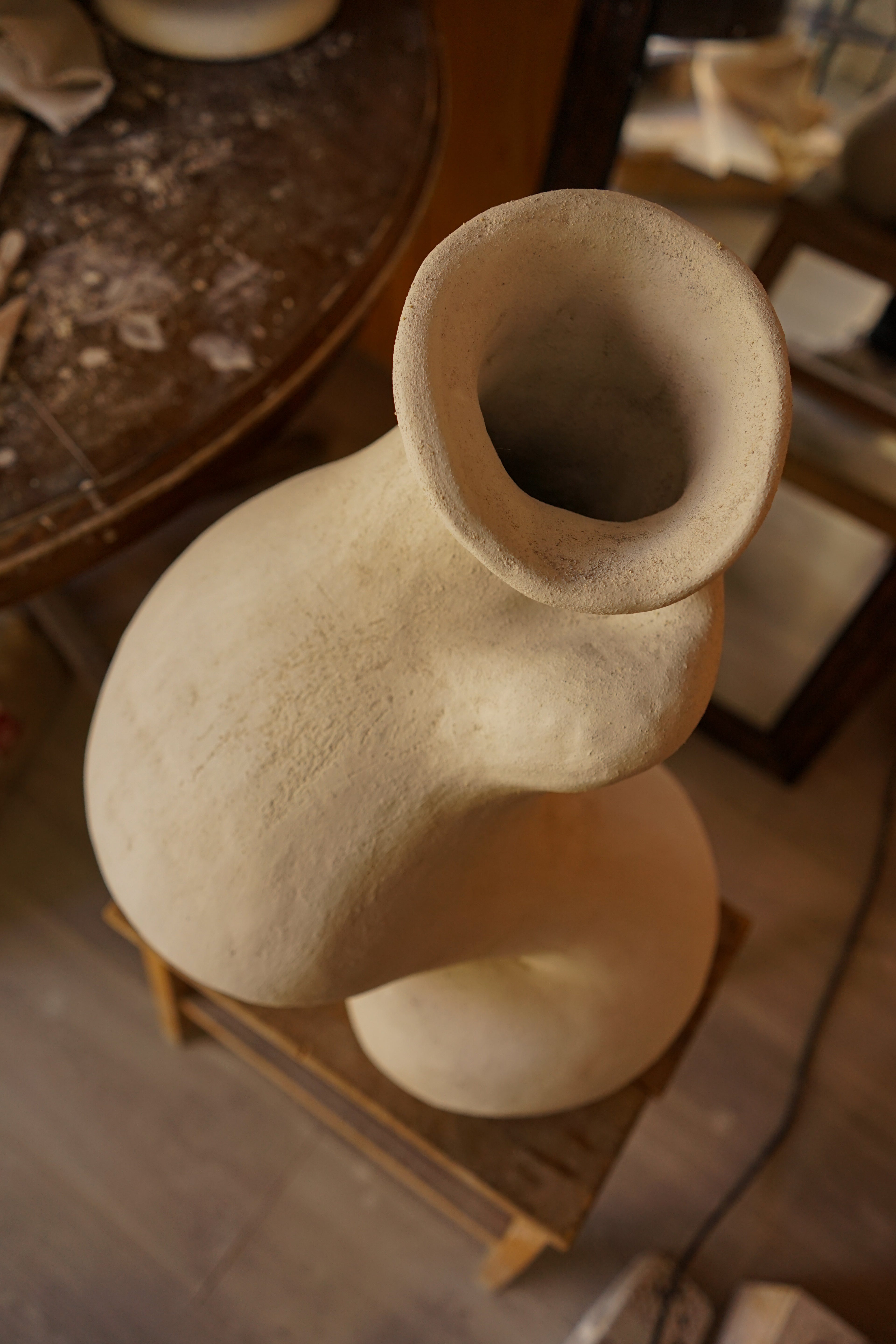 Escultura de autor Magna 2 de perfil, mostrando la asimetría del diseño y la inclinación orgánica del cuello.