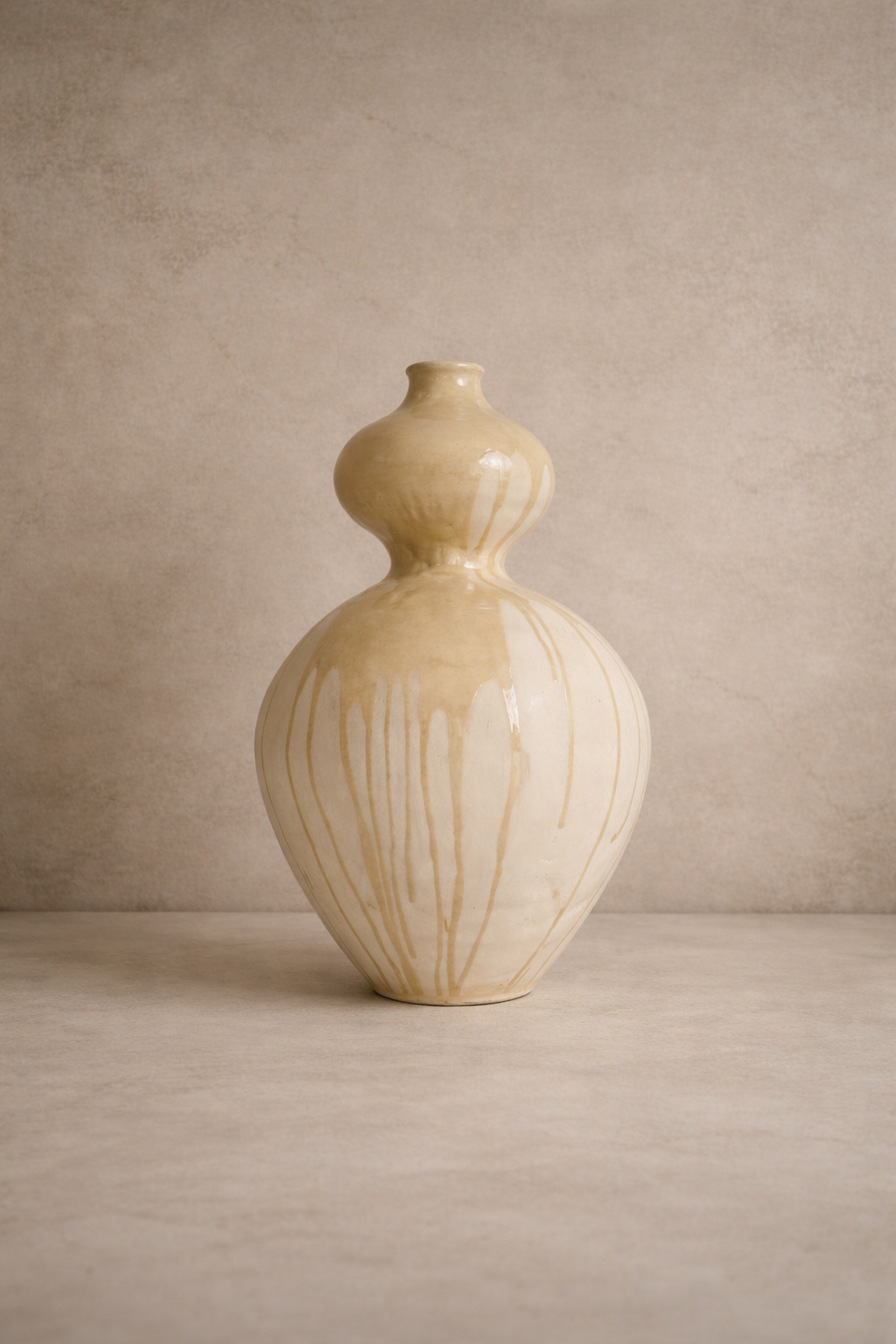 Fotografía de estudio de la escultura monumental Calima Sfera de 55 cm, resaltando su equilibrio visual y los sutiles degradados del vidriado crema.