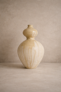 Fotografía de estudio de la escultura monumental Calima Sfera de 55 cm, resaltando su equilibrio visual y los sutiles degradados del vidriado crema.