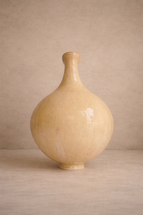 Vista frontal de la pieza Sfera 2 con terminación de cuello circular y textura suave, resaltando su volumen equilibrado.