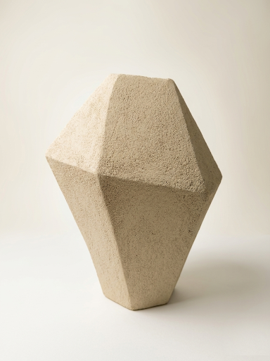 Detalle de la parte superior de la escultura donde se aprecia el contraste entre las zonas lisas y las rugosidades táctiles del material cerámico de alta temperatura.