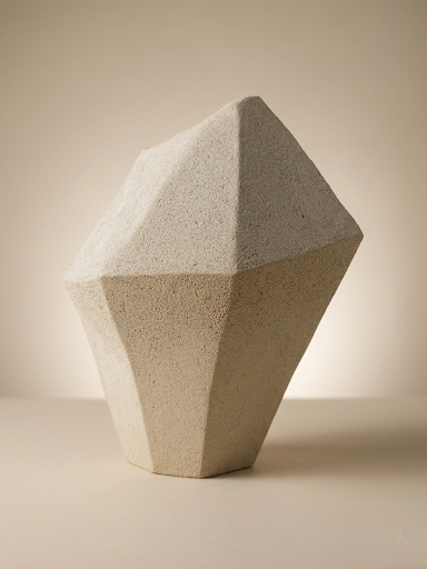 Imagen de la escultura "ÁRIDO" resaltando su estabilidad y el peso visual de sus 4.5 kg, presentada como una pieza central de diseño artesanal y vanguardista.
