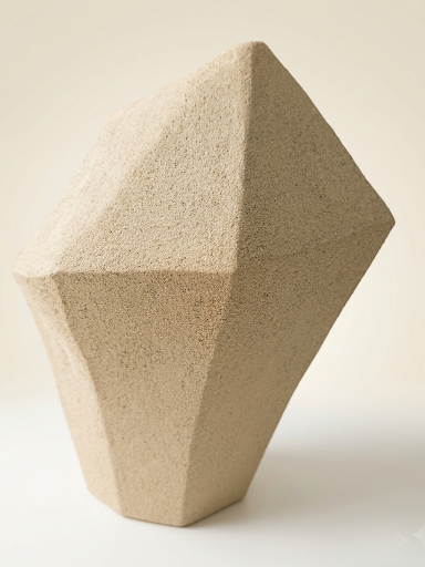 Escultura orgánica de cerámica gres titulada "ÁRIDO" por Fernanda Salomé, mostrando su forma asimétrica y textura rugosa en tonos beige sobre un fondo neutro.