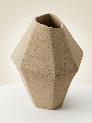 Primer plano de la textura granular de la escultura "ÁRIDO", resaltando los acabados minerales y las variaciones tonales naturales conseguidas en el gres de alta temperatura.