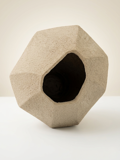 Macrofotografía del orificio orgánico de la obra "ÁRIDO", revelando la profundidad táctil y los matices minerales que definen el carácter terrenal de la cerámica de Fernanda Salomé.