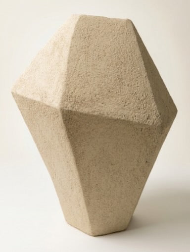 Escultura de cerámica gres "ÁRIDO" de Fernanda Salomé, mostrando una forma orgánica con texturas rugosas y cavidades naturales en tonos beige y arena sobre un fondo neutro.
