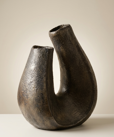 Silueta completa de la obra "FLUJO", subrayando su altura de 31 cm y su presencia escultórica minimalista.