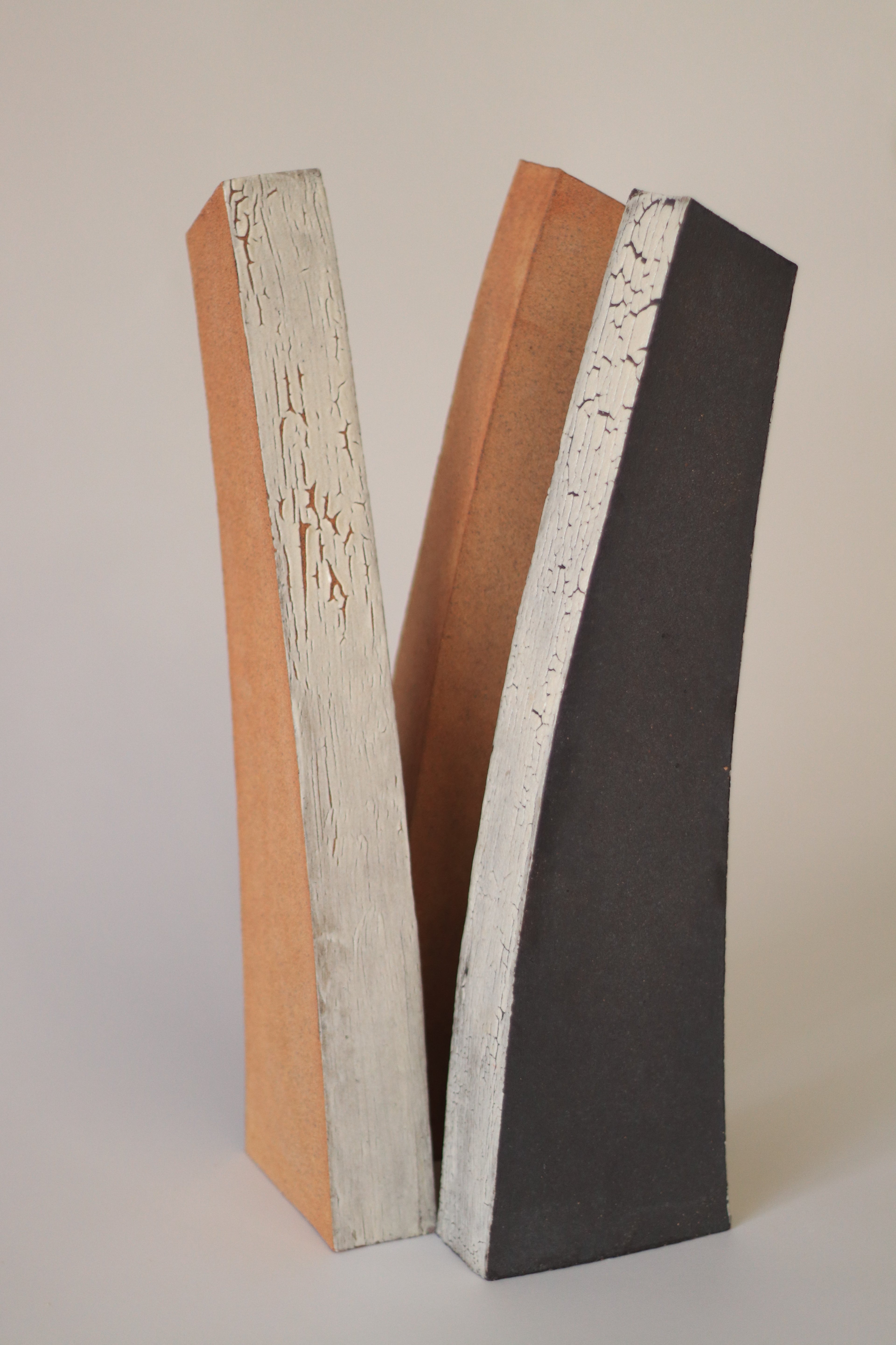 Jarrón de autor de gran formato (40 cm) en cerámica texturizada, con un diseño vertical elegante y acabado en esmalte de alta temperatura con matices tierra y ceniza.