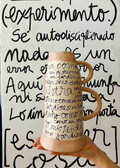Vista frontal del Jarrón LETRA cerámico de gran formato, mostrando su forma cilíndrica con tres asas y caligrafía expresionista en negro y salmón.