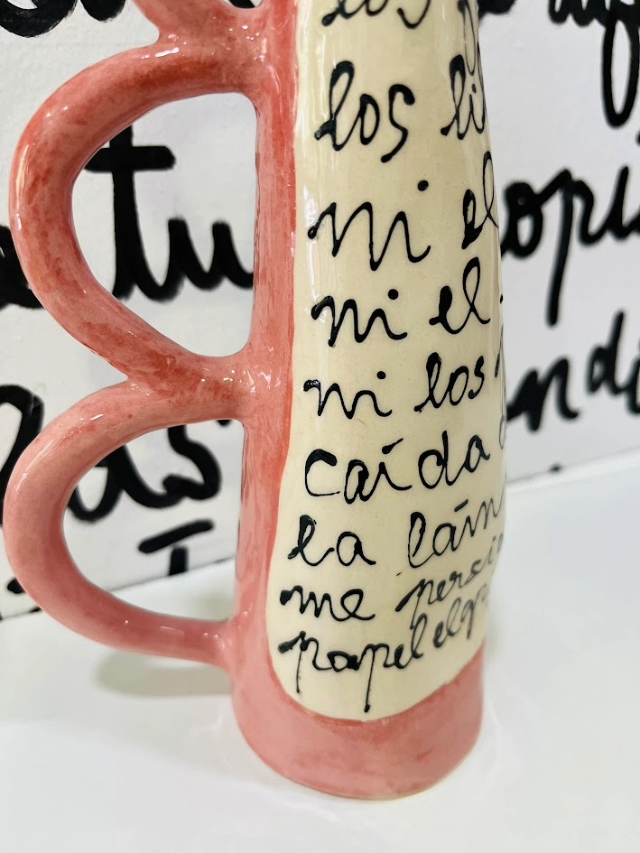 Primer plano de la caligrafía artística y la textura del esmalte artesanal en el Jarrón MONTONES de Magdalena Arnaud.