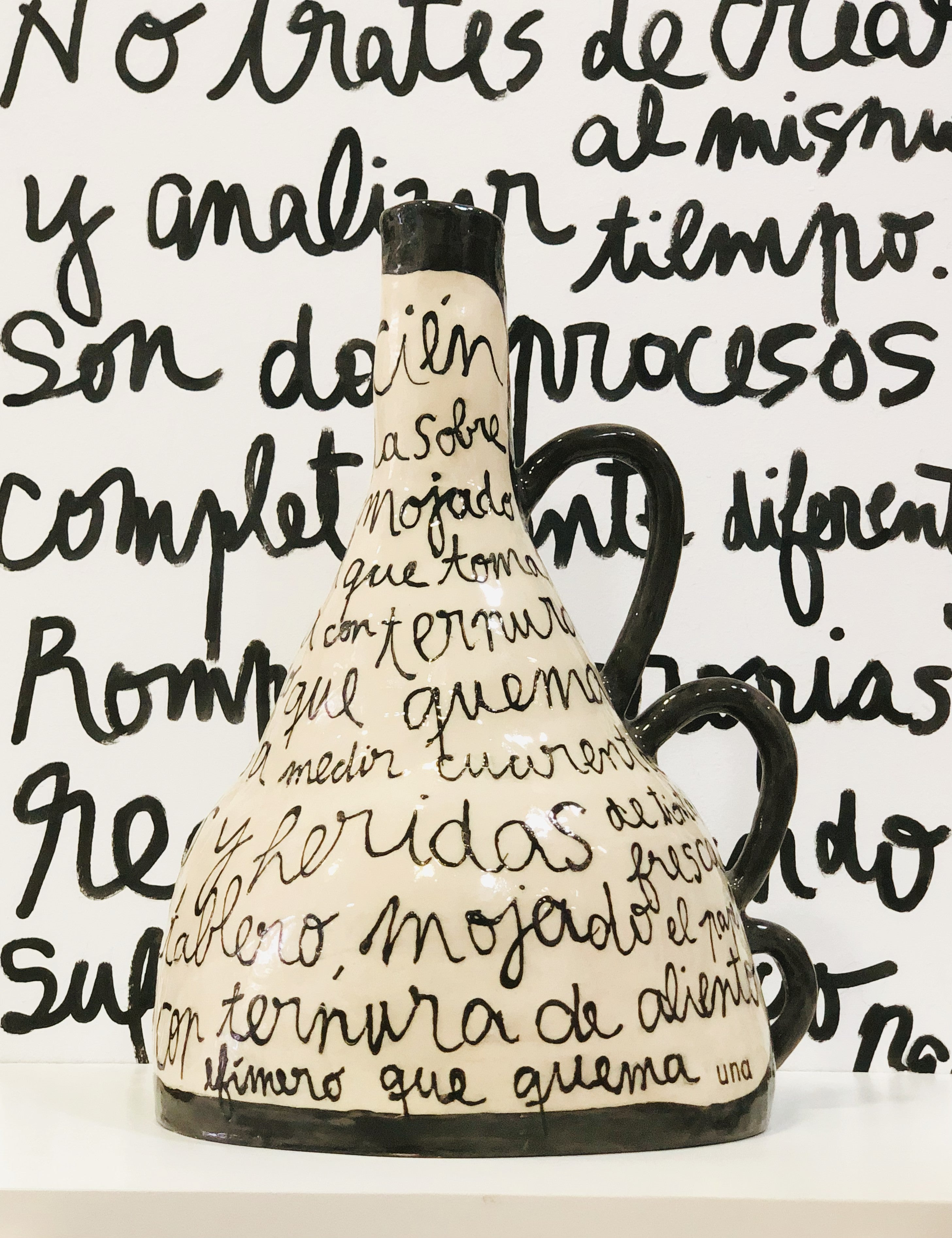 Vista frontal del Jarrón TABLERO cerámico de gran formato, con diseño de secciones caligráficas y tres asas laterales.