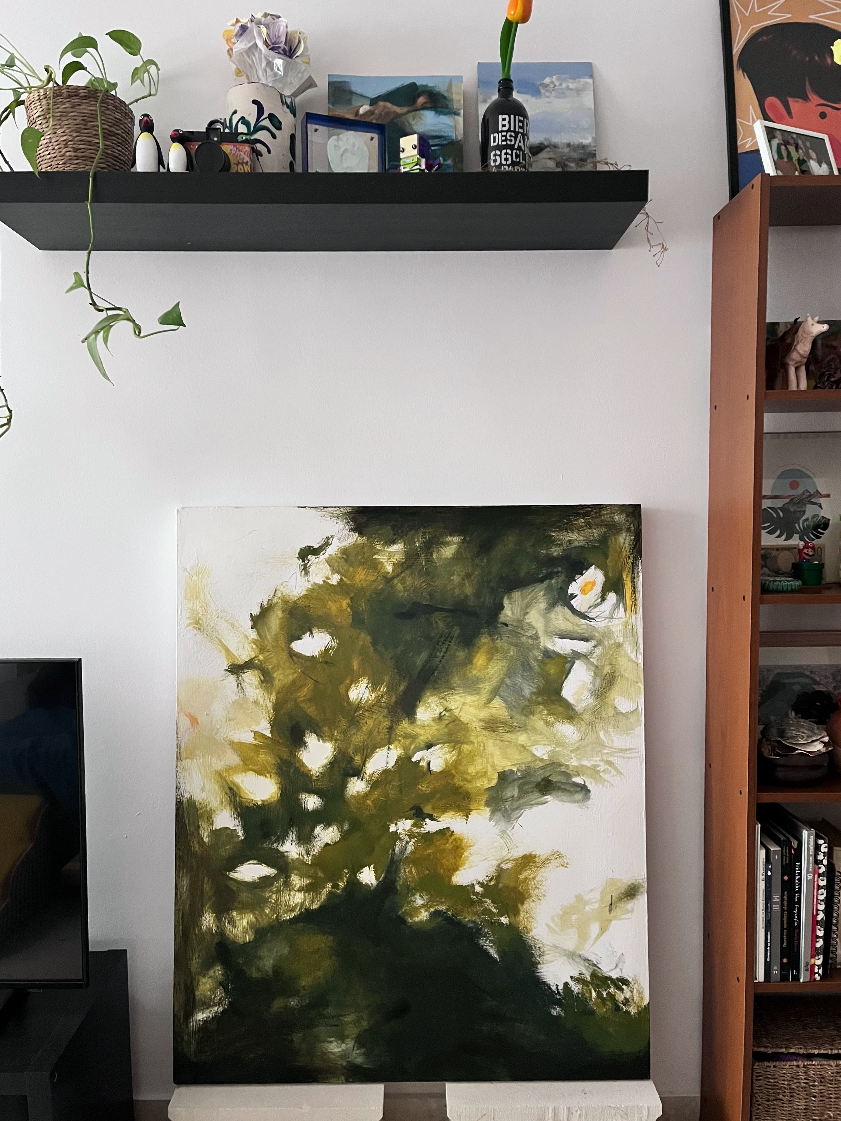 Vista de la obra monumental de 90 x 109 cm apoyada en caballete, mostrando su impacto visual y proporciones en un entorno de estudio.