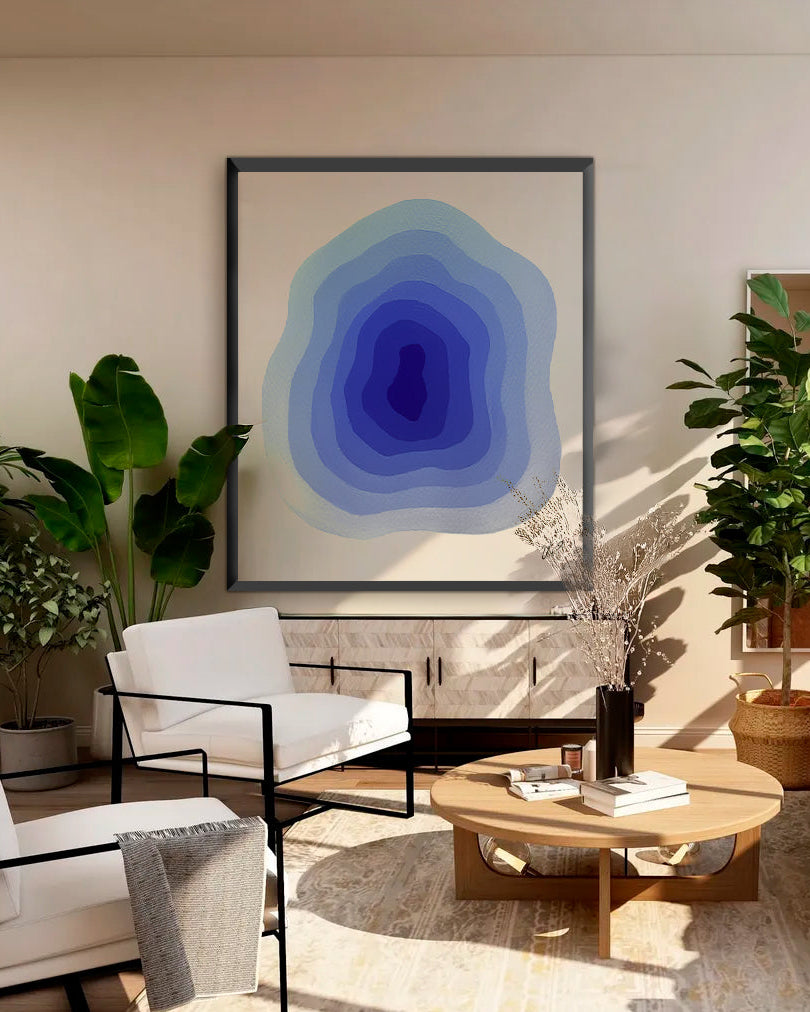 Obra "ECO II" instalada en un salón de lujo sobre un sofá de diseño, destacando su escala monumental y presencia estética.