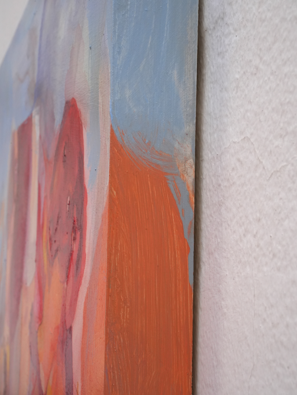 Detalle lateral de la técnica mixta y textura barnizada en la obra contemporánea.