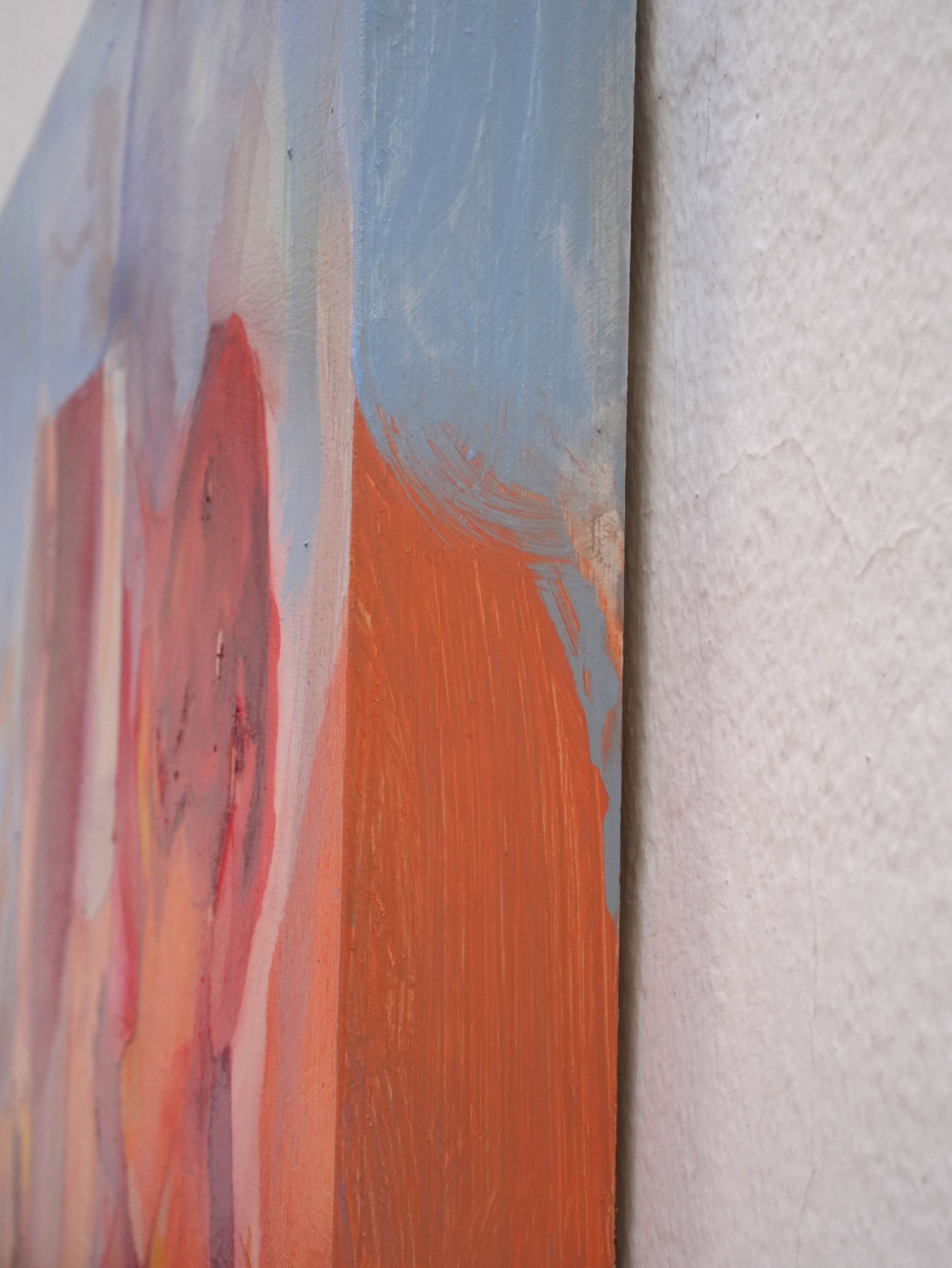 Detalle lateral de la técnica mixta y textura barnizada en la obra contemporánea.