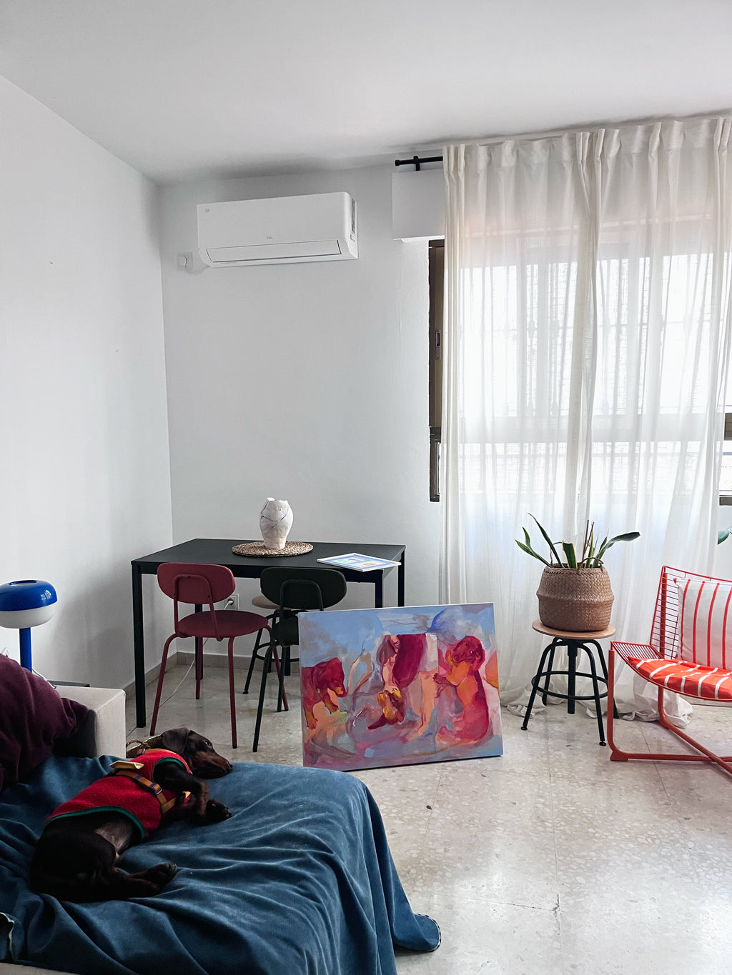 Obra "Maria Taco" en sala minimalista sin colgar.