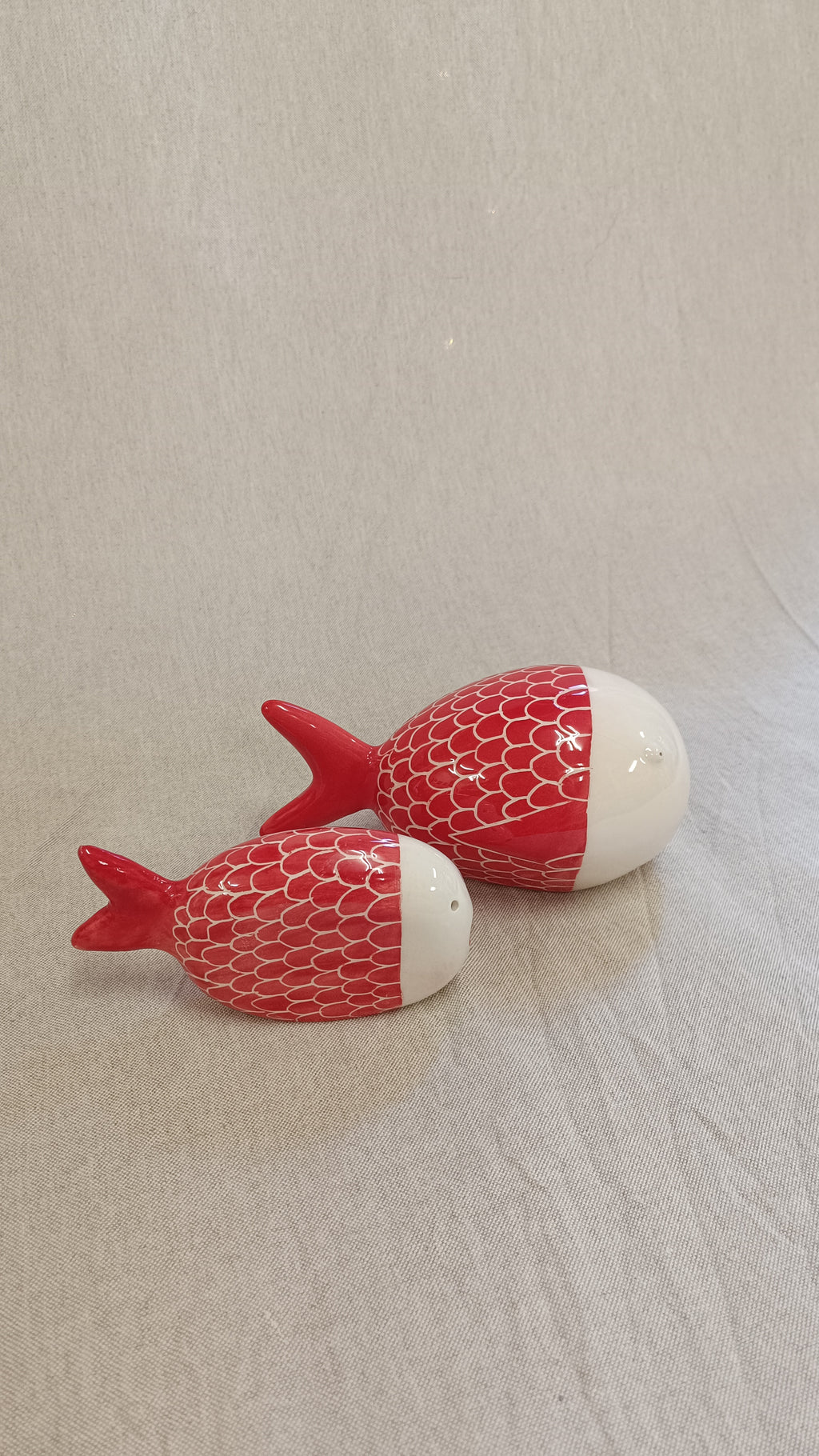 Pareja de esculturas de pez en cerámica de autor (tamaño pequeño y mediano) en gres rojo y blanco, seleccionadas por Sezme Decor.