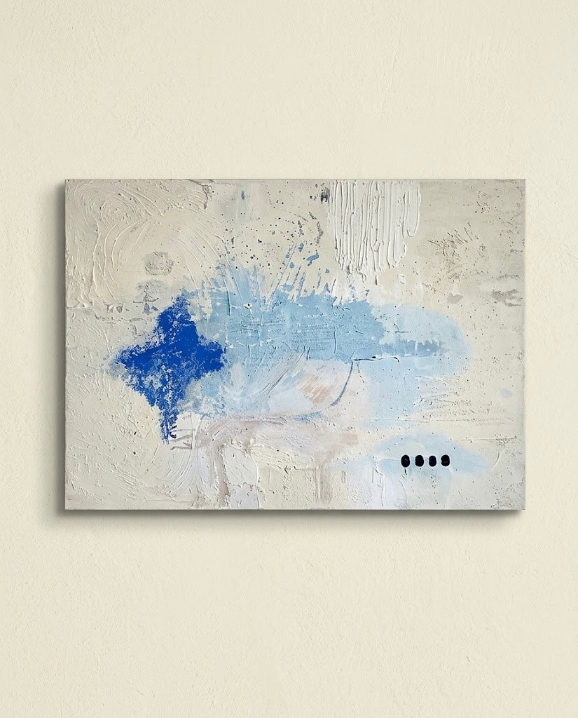 Pintura abstracta contemporánea titulada Comienzos, con relieve texturizado en tonos beige, manchas en azul ultramar, aguadas celestes y detalle de cuatro puntos negros.