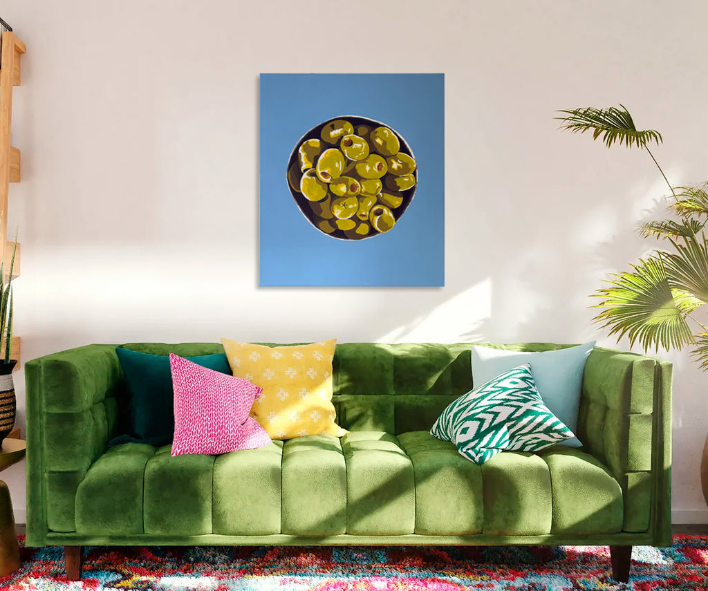 Mockup de la obra "Oro Verde" colgada en un salón moderno sobre un sofá verde, mostrando su escala y potencial decorativo.