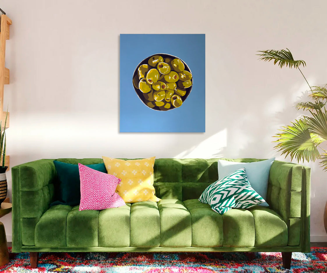 Mockup de la obra "Oro Verde" colgada en un salón moderno sobre un sofá verde, mostrando su escala y potencial decorativo.