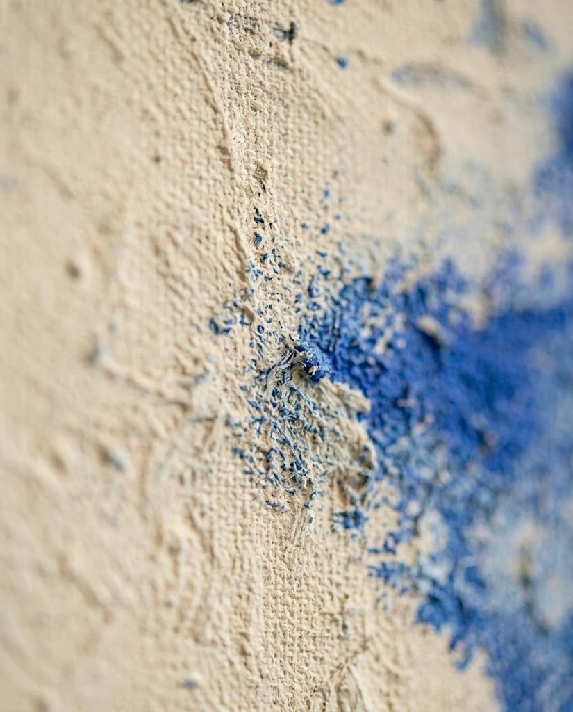 Plano detalle macro de la textura rugosa, relieve tipo impasto y fibras con pigmento azul cobalto en un lienzo de arte abstracto.