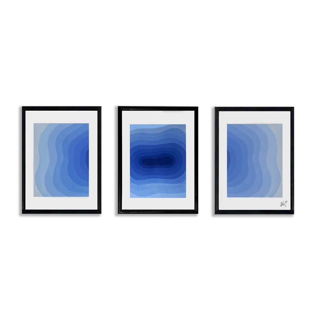 Vista general del tríptico "ECO I" de Valeria Moguel, tres obras abstractas en tonos azules y grises enmarcadas.