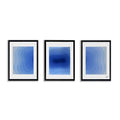 Vista general del tríptico "ECO I" de Valeria Moguel, tres obras abstractas en tonos azules y grises enmarcadas.