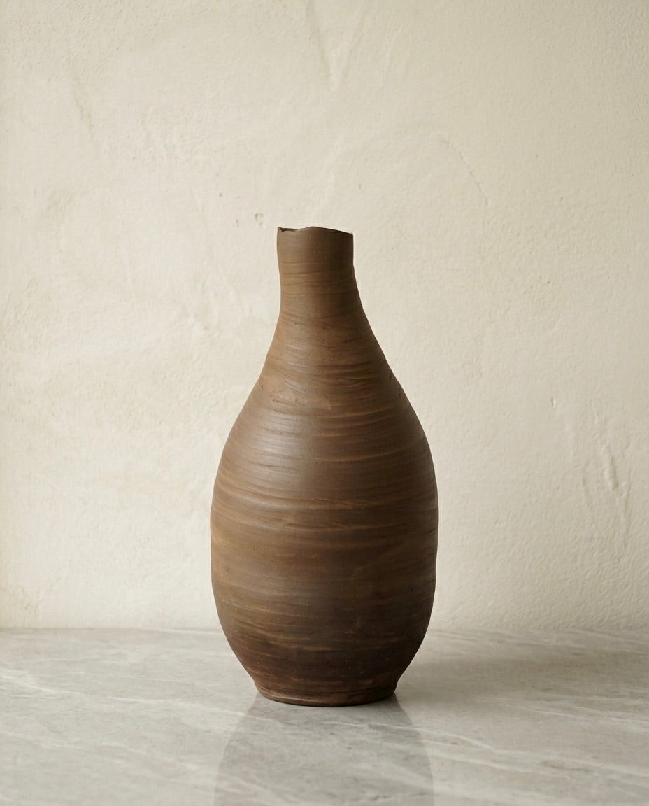 Jarrón de cerámica artesanal modelo TerraLith Dark en tono marrón oscuro, diseño minimalista y orgánico.